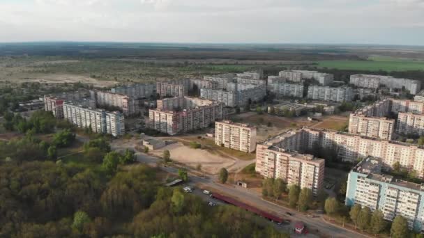 Panorama aéreo sobre bloques de viviendas con edificios coloridos de varios pisos en la naturaleza — Vídeos de Stock