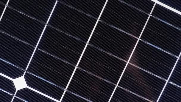 Panel Solar Girar. Batería solar monocristalina. Energía Solar. Hoja de silicio — Vídeos de Stock