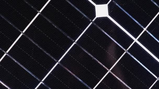 Pannello solare Ruotare. Batteria solare monocristallina. Energia solare. Wafer al silicio — Video Stock