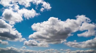 Bulutlar Mavi Gök 'te pürüzsüz hareket eder. Zaman ayarlı. Bulut alanı.