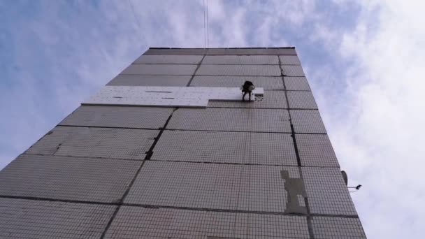 Aislamiento industrial de escalador de fachada Edificio antiguo de gran altura con espuma de poliestireno — Vídeos de Stock