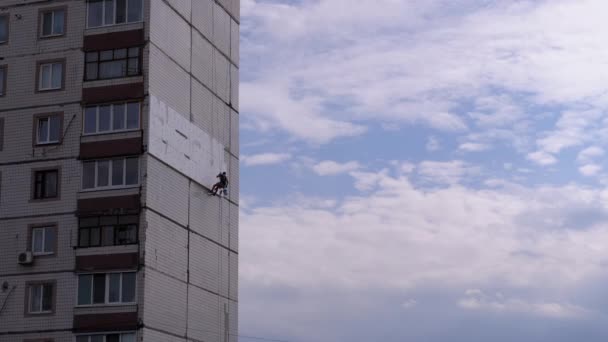 Izolacja elewacyjna starego budynku wysokoregałowego przy użyciu styropianu — Wideo stockowe