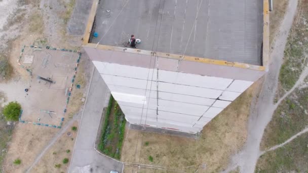 Alpinismo Industrial. Vista aérea. Trabalhar no exterior isolar edifício com isopor — Vídeo de Stock