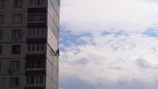 Aislamiento industrial de escalador de fachada Edificio antiguo de gran altura con espuma de poliestireno — Vídeo de stock