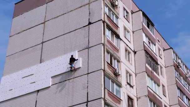 Aislamiento industrial de escalador de fachada Edificio antiguo de gran altura con espuma de poliestireno — Vídeos de Stock