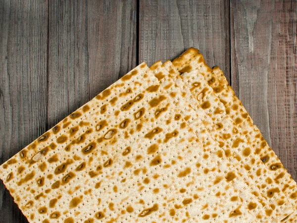 Tradycyjne żydowskie mazzo koszerne. Rodzinne wakacje Pesach. Wiosna. — Zdjęcie stockowe