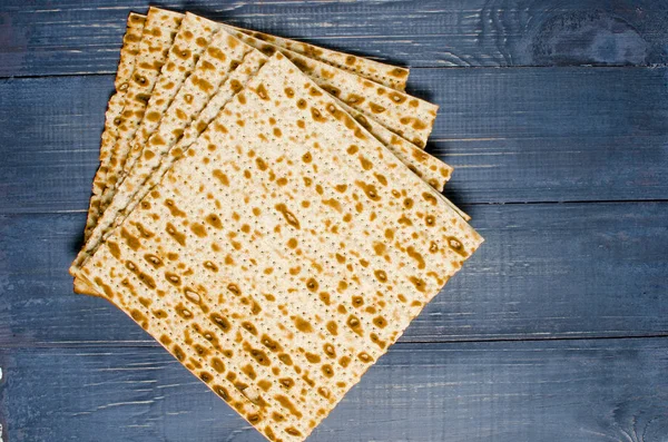 Traditional Jewish kosher matzo for Easter pesah on a wooden tab — Stock Photo, Image