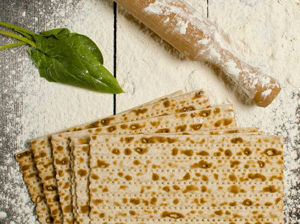 Tradicional kosher matzo judío para pesah Pascua en una pestaña de madera — Foto de Stock