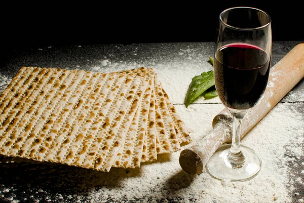 Matzo kasher traditionnel juif pour pesah de Pâques sur une languette en bois — Photo