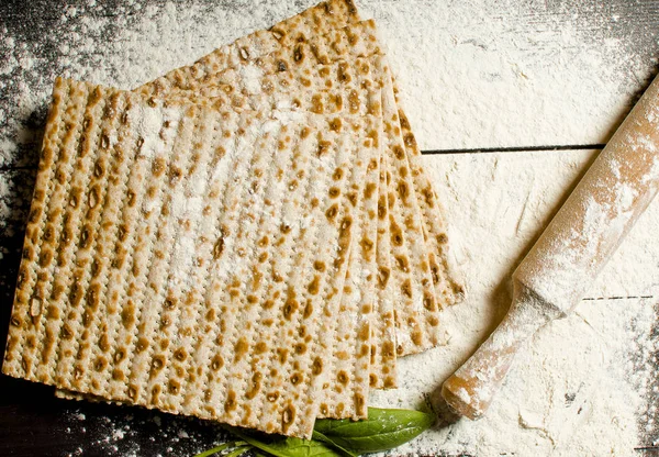 Paskalya pesah ahşap bahşiş için geleneksel Yahudi Koşer hamursuz ekmek — Stok fotoğraf