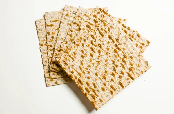 Tradiční židovský košer macesy pro velikonoční pesachové dřevěná karta — Stock fotografie