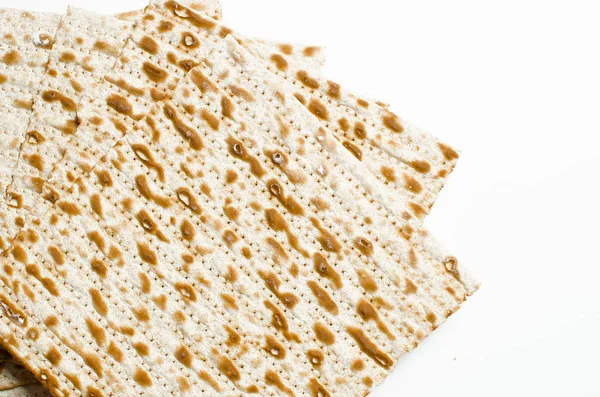 Matzo kasher traditionnel juif pour pesah de Pâques sur une languette en bois — Photo