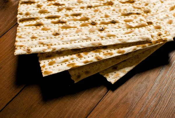 Traditional Jewish kosher matzo for Easter pesah on a wooden tab — Stock Photo, Image