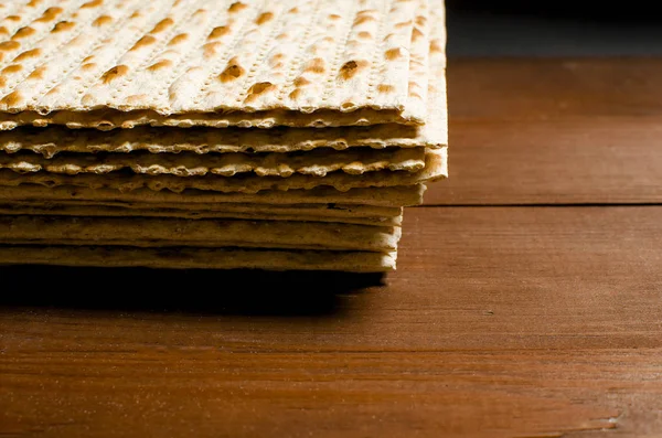 Paskalya pesah ahşap bahşiş için geleneksel Yahudi Koşer hamursuz ekmek — Stok fotoğraf