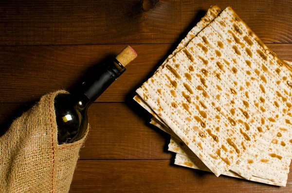 Matzo kasher traditionnel juif pour pesah de Pâques sur une languette en bois — Photo