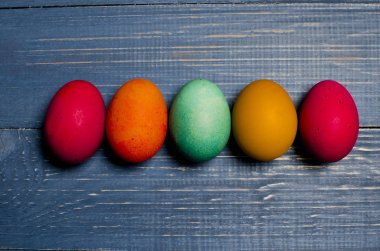 Boyalı tavuk yumurtası geleneksel Hıristiyan tatil Easte için