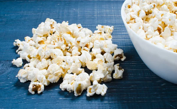 Salziges Popcorn liegt auf einem Holzuntergrund. das Konzept des Kinos — Stockfoto