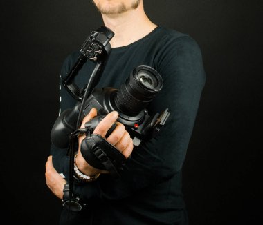 adam kamera elinde tutuyor. video çekim conce