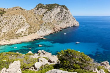 Masmavi bay, azure ile kristal defne temizleyin sular