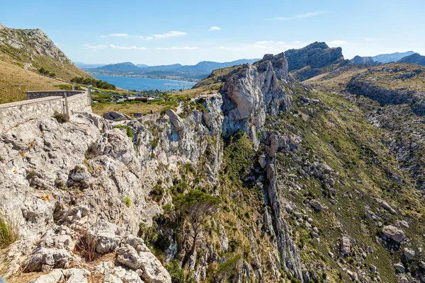 Ridge. Ridge ile harika bir manzarası vardır ve dolambaçlı bir driveway bir görüntüleme platformu.