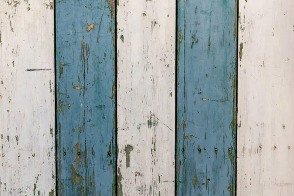 Combinación blanca y azul de tableros de madera viejos con pintura astillada — Foto de Stock