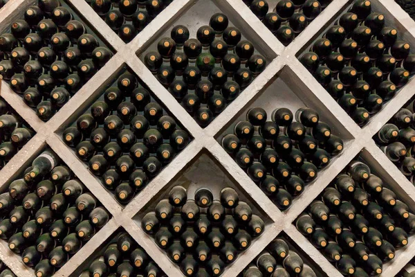 Racks de garrafas de vinho — Fotografia de Stock