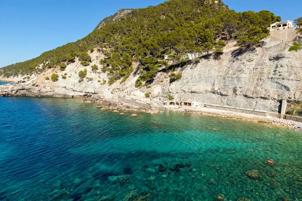 Azurblaue Bucht. azurblaue Bucht mit kristallklarem Wasser, durch das man den felsigen Grund sehen kann — Stockfoto