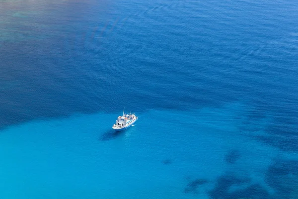 유람선. 오픈 푸른 지중해 바다에서 큰 크루즈 선박. — 스톡 사진