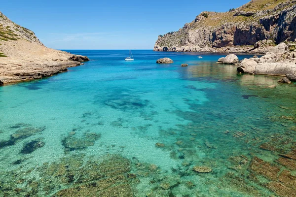 Isla de Mallorca. Hermosa bahía en el mar Mediterráneo, mar y rocas en la costa . — Foto de Stock