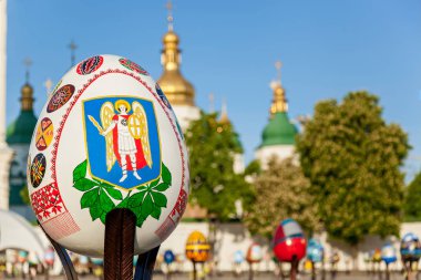 Paskalya yortusu yumurta üzerinde amblemi