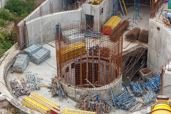 Jaula de refuerzo. Jaula redonda de hierro de refuerzo en el centro de la construcción del edificio . — Foto de Stock