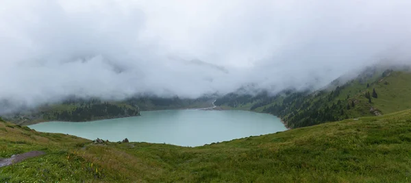 Espesa niebla blanca sobre el Gran Lago Almaty — Foto de Stock