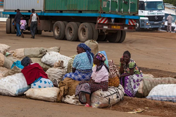 Mujeres se sientan en sacos, la gente en Kenia — Foto de Stock