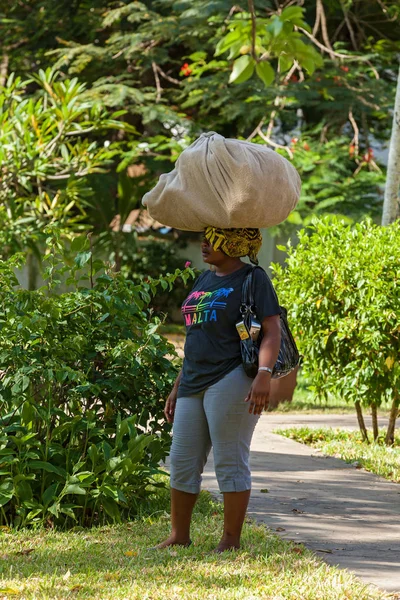 Mujer con un saco en la cabeza —  Fotos de Stock