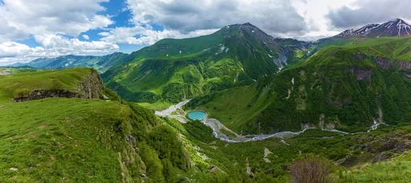 Montañas panorámicas en verano día soleado —  Fotos de Stock