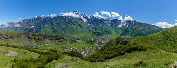 Villaggio sotto le montagne di Kazbegi, Stepancminda, Vista di G — Foto Stock