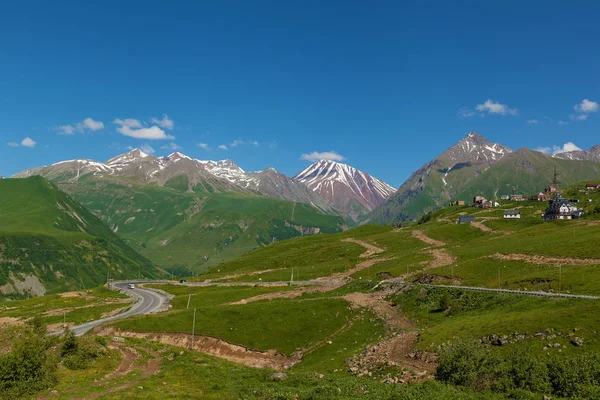 Kazbegi y carretera militar georgiana —  Fotos de Stock