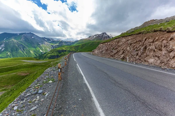 Kazbegi e strada militare georgiana — Foto Stock