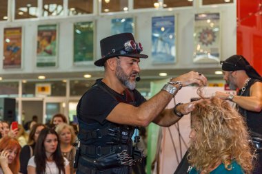 Kuaför bir modeli ile de sergi çalışır.