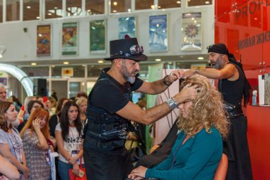 Kuaför bir modeli ile de sergi çalışır.