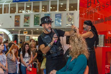 Kuaför bir modeli ile de sergi çalışır.