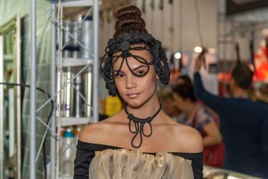 Kuaför bir modeli ile de sergi çalışır.