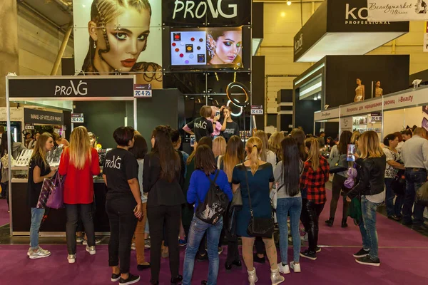 Stands de exposição de fabricantes de cosméticos — Fotografia de Stock