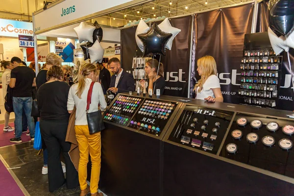 Stands de exposição de fabricantes de cosméticos — Fotografia de Stock