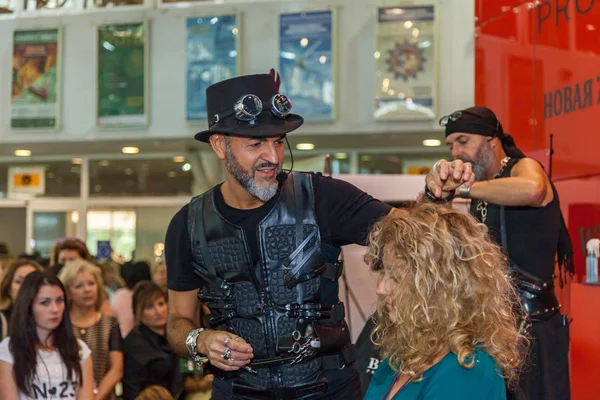 Kuaför bir modeli ile de sergi çalışır.