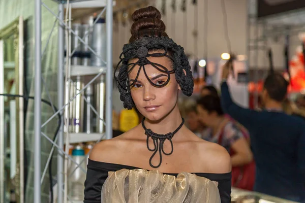 Kuaför bir modeli ile de sergi çalışır.