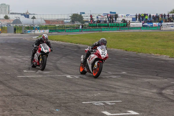 Competições em corridas de moto anel — Fotografia de Stock