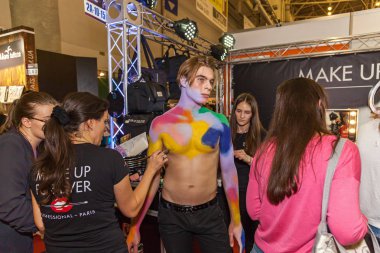 Profesyonel makyaj sanatçıları modeli ile çalışma