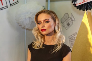 Profesyonel makyaj sanatçıları modeli ile çalışma