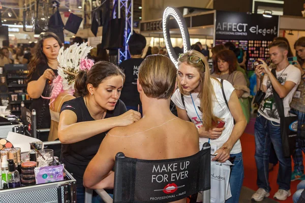 Profissionais maquiadores trabalham com o modelo — Fotografia de Stock